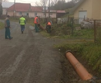 Výstavba chodníka v dedine